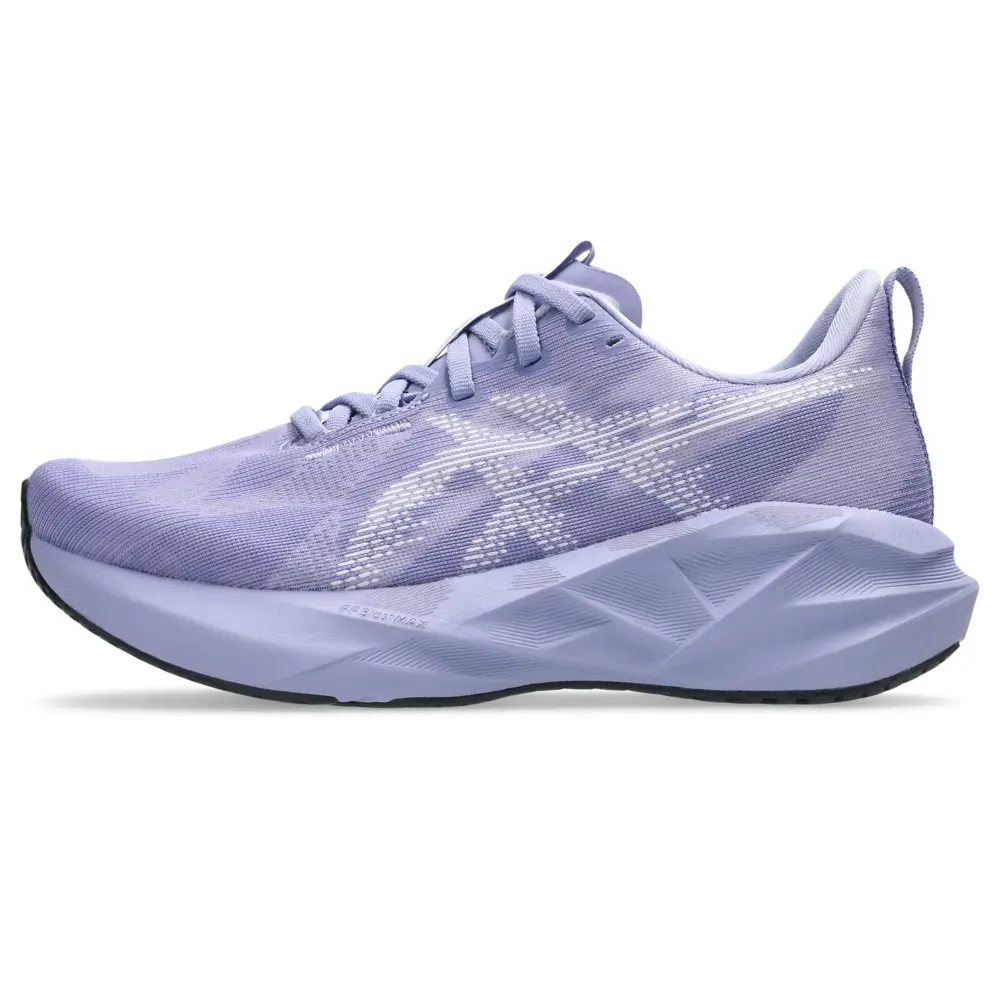 Tênis Asics Novablast 5 feminino roxo em ângulo lateral mostrando detalhes do cabedal e sola